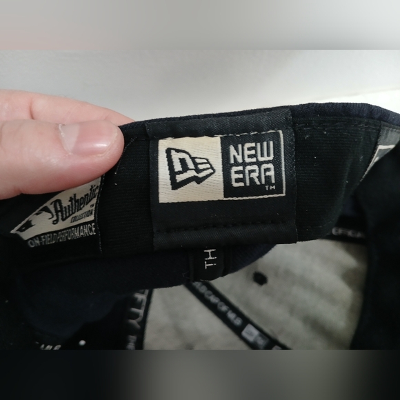 Black SnapBack cap from the Boston Red Sox One Size 7 1/8 - Picture 7 of 9